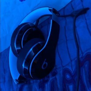 black beats (with wire)